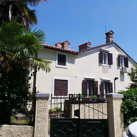 15685 Apartment